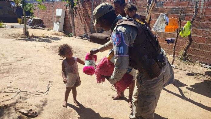 Em Jequié, policiais da Operação Ronda Maria da Penha entregam cobertores a famílias em vulnerabilidade