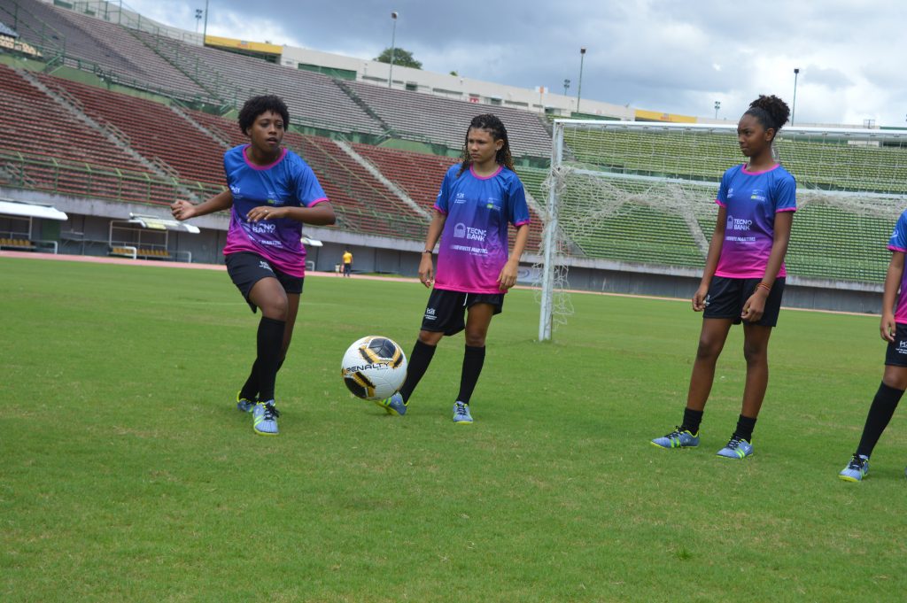 Projeto de aulas gratuitas de futebol feminino inicia novo ciclo e abre novas inscrições