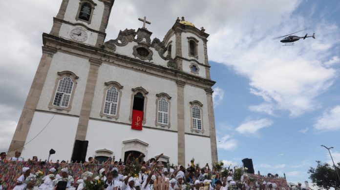 Governador Jerônimo Rodrigues acompanha lavagem das escadarias da basílica do Bonfim