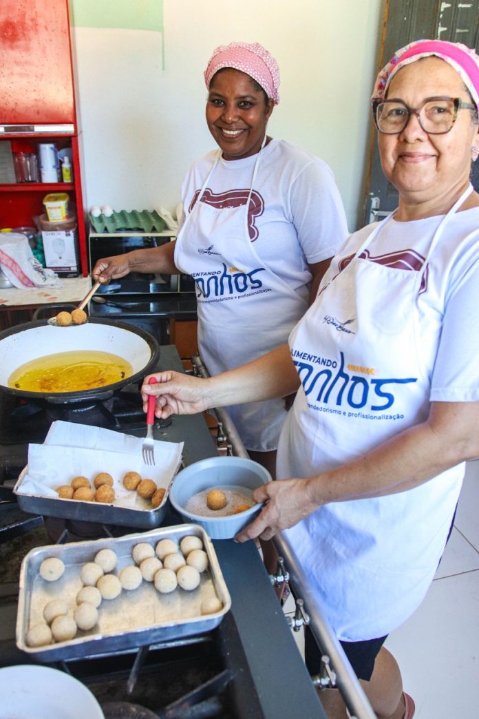 Bahia Sem Fome atende projeto que capacita mães solo no bairro de Paripe, em Salvador