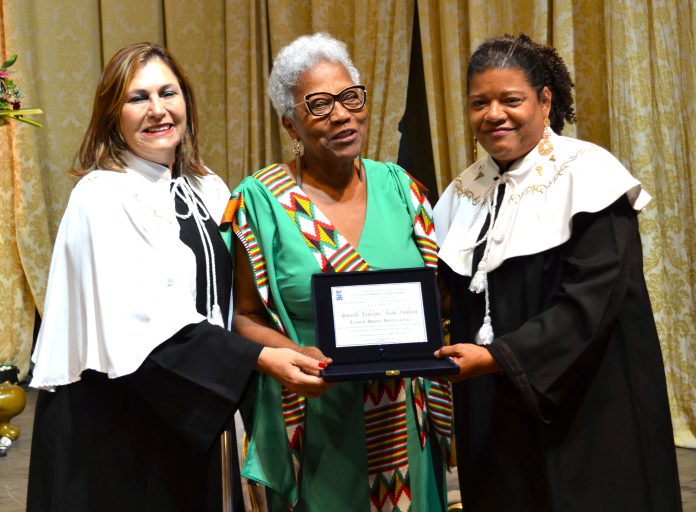 Título de Doutora Honoris Causa é concedido pela Uefs em reconhecimento à luta de liderança negra