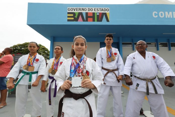 “Nós vamos disputar cada jovem da Bahia para que não siga o caminho do mal”, afirma governador em entrega de complexo poliesportivo de Itapetinga