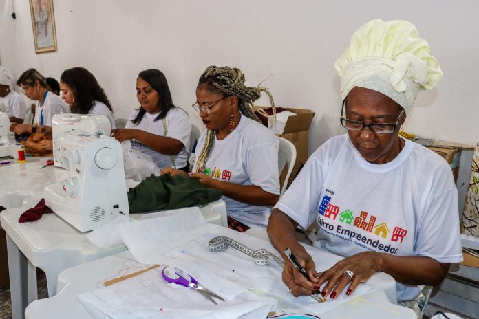 Governo da Bahia entrega máquinas de costura e certificados para participantes do projeto Bairro Empreendedor