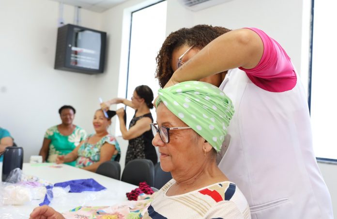 Mulheres com câncer têm dia de beleza durante encerramento do Outubro Rosa em Salvador