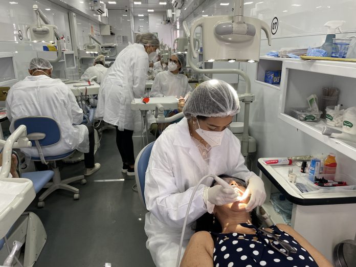 Mais de 500 próteses dentárias são entregues a participantes da Feira da Pessoa Idosa