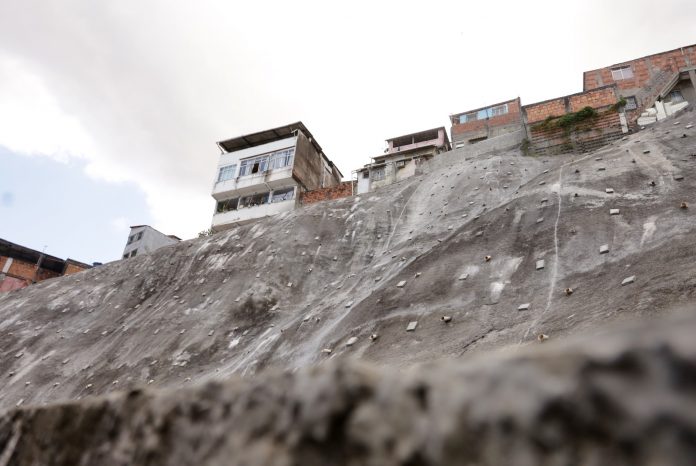 Obras de contenção de encosta levam tranquilidade a moradores de Pirajá e Liberdade, em Salvador