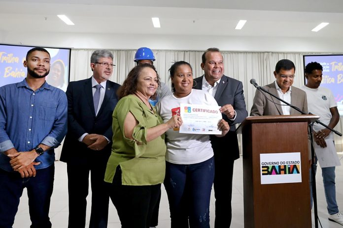 Certificação marca conquistas de 500 jovens e adultos nos programas Trilha e Qualifica Bahia
