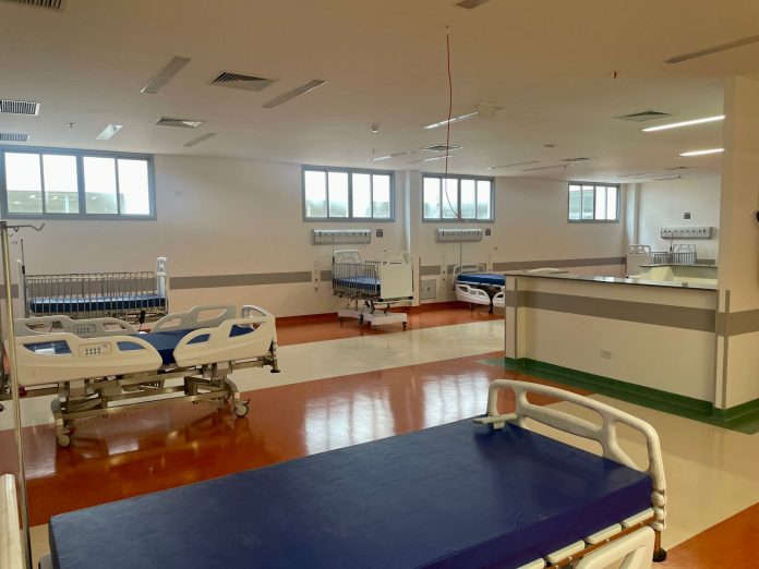 Com 99% das obras concluídas, Hospital Estadual Costa das Baleias, em Teixeira de Freitas, é vistoriado por secretária da Saúde