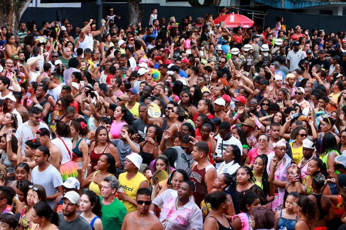 Governo do Estado regulamenta lei que proíbe o uso de 'pistolas de água' durante o Carnaval e festas de rua