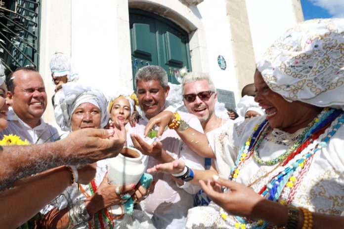 “A gente vem pela atitude de fé”, declara o governador após seis horas de caminhada até a Igreja do Bonfim