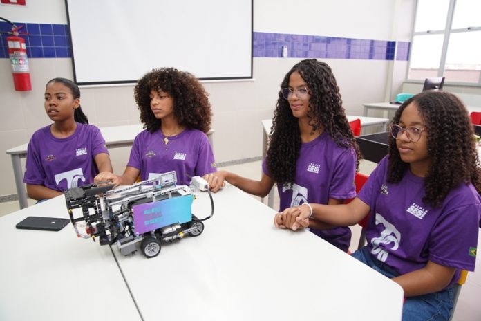 Meninas negras lideram transformação do cenário da robótica na Bahia