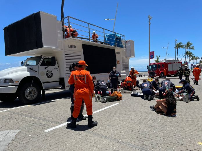 Operação conjunta das forças de resgate, saúde e segurança simula acidente com trio elétrico e múltiplas vítimas
