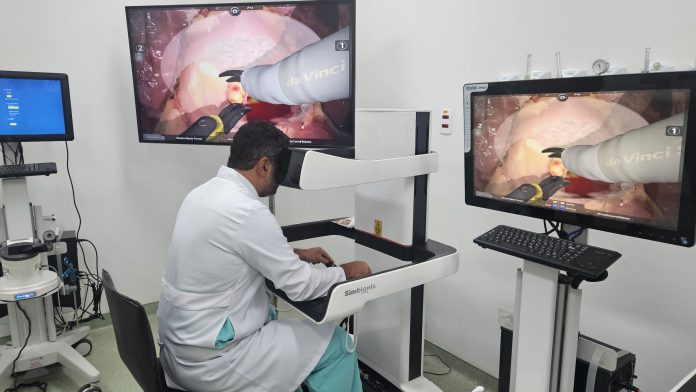 Médicos do Hospital Geral Roberto Santos treinam para cirurgia robótica​