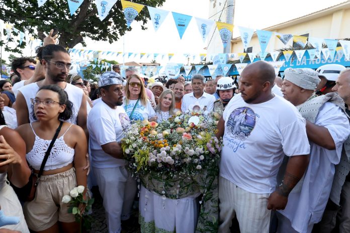 Com pedidos de mais emprego e paz para o mundo, governador Jerônimo Rodrigues prestigia a festa de Iemanjá, no Rio Vermelho