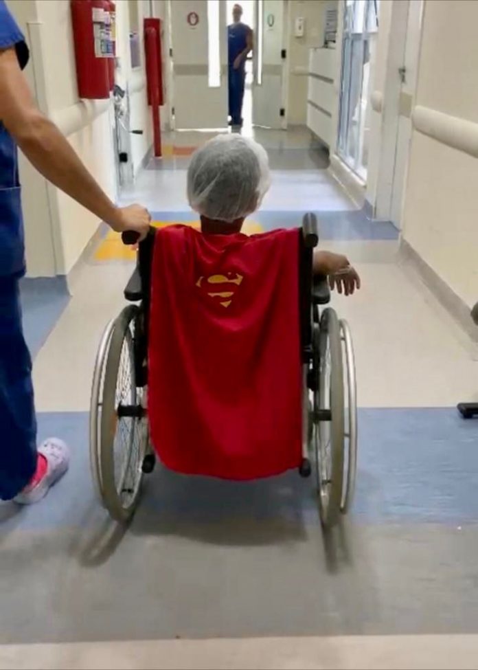 Com capa de super-heróis, pequenos pacientes entram 