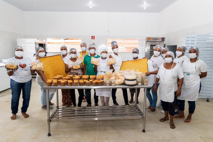 Cozinha Comunitária amplia produção de derivados da mandioca em Ibirapitanga