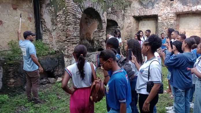 Estudantes de Governador Mangabeira conhecem comunidades quilombolas em atividade de campo