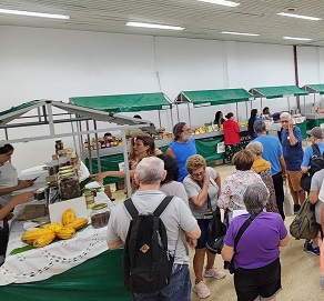 Feira da Agricultura Familiar atrai turistas de navios em Ilhéus e impulsiona comercialização