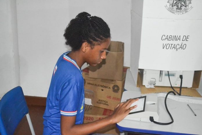 Estudantes participam de debate sobre protagonismo juvenil e primeiro voto, no Colégio Estadual Rubén Dário